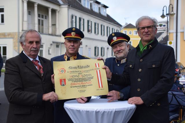 Bgm. Helmut Walch, Christian Zöhrer und Harald Gosch überreichten Heimo Aldrian die Ehrenurkunde der Marktgemeinde Wildon. | Foto: Eva Heinrich