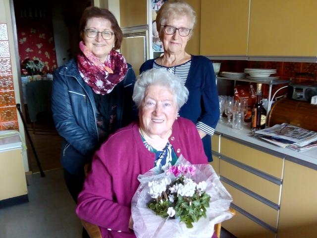 Erna Breinsberger feierte ihren 90.Geburtstag, Rosa und Veronika Pimperl gratulierten.
