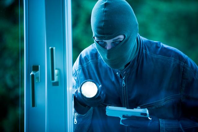 Die Polizei gibt Tipps zur Einbruchsprävention. Türen und Fenster sollten geschlossen und nicht gekippt werden.
