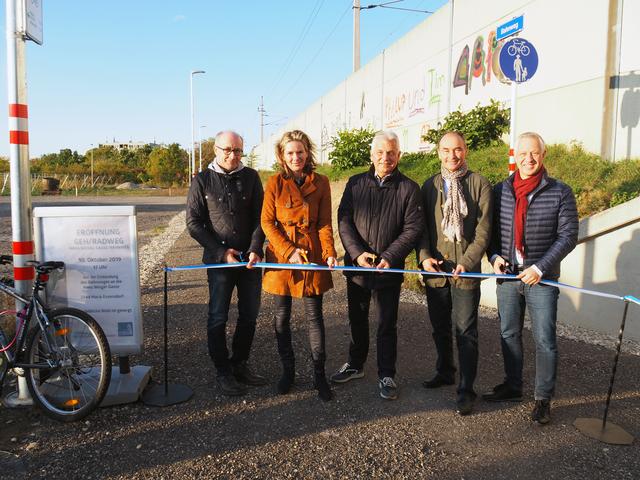Bürgermeister Johann Zeiner, Vizebürgermeister Andreas Stöhr, Vizebürgermeisterin Michaela Haidvogel, Brunns Bürgermeister Andreas Linhart und Franz Grill, Leiter der Infrastruktur-Abteilung der Marktgemeinde Maria Enzersdorf, eröffneten den Radweg entlang des Bahndamms Richtung Brunn.