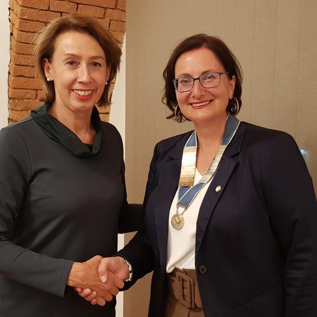 Doris Schulz übergibt nach zwei Jahren ihre Präsidentschaft von Soroptimist International Club Wels an Andrea Hofer.