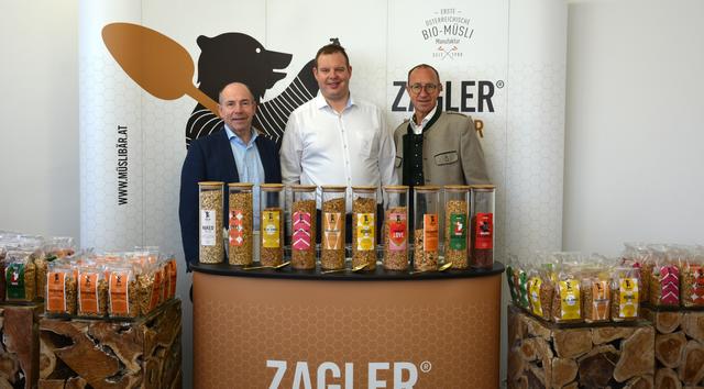 Landesrat Max Hiegelsberger mit Müslibär Florian Zagler und Unimarkt-Geschäftsführer Andreas Haider (von links).