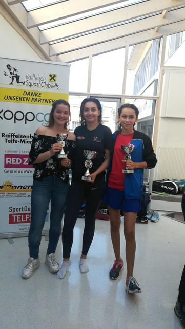 Von links: Hanna Kaltenleitner (Platz 3) vom Squashclub Mondsee (SCM), Gioia D'Alonzo (Platz 1) vom Club NV SU Wr. Neudorf-Mödling (SQUN) und Katharina Gastl (Platz 2) vom ausrichtenden Verein Tiroler Squash Verein (TSV)
