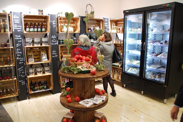 Die Innengestaltung des Regio-Shops lädt zum Verweilen und Gustieren ein. 