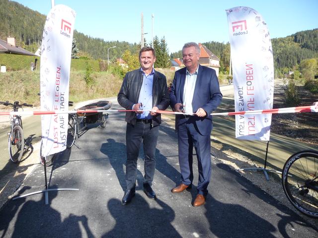 Bürgermeister Kurt Wallner und Verkehrs- und Umweltlandesrat Anton Lang (re.) eröffneten den Geh- und Radweg auf der ehemaligen Bahnstrecke zwischen Hinterberg und Göss.