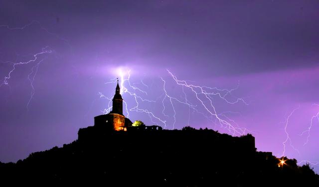 Mit diesem Bild der Burg Güssing gewann Michael Tanki den Fotowettbewerb zum Thema "Auswirkungen des Klimawandels", den das Europäische Zentrum für erneuerbare Energie in Güssing ausgeschrieben hatte. Es drückt aus, dass sich extreme Wetterlagen wie Gewitter durch den Klimawandel häufen. | Foto: Michael Tanki
