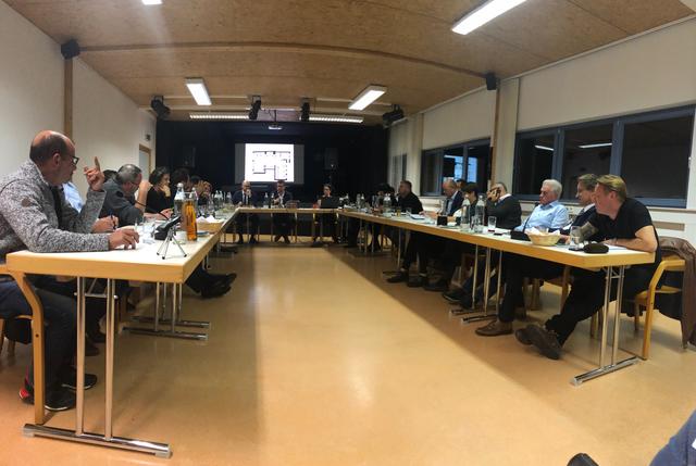 Im Seminarraum des Telfer Sportzentrums tagte der Gemeinderat und debattierte u.a. über die Investitionssumme für eine neue Bücherei am Wallnöferplatz und eine Bürgerservice-Stelle im ehemaligen Triumph-Geschäft (Foto).