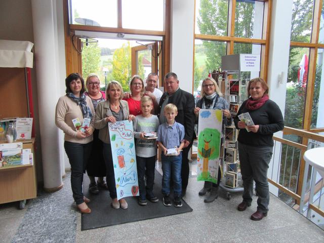 Die Gewinner mit Eltern, der Schuldirektorin, Klassenlehrerin und dem Bürgermeister