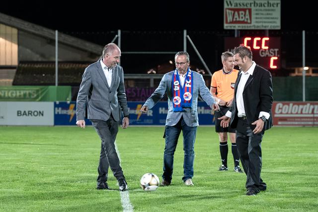 Ehrenanstoß durch Bürgermeister Alexander Stangassinger, Helmut Wasserbacher und David König.