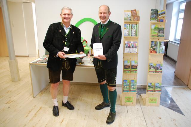 Bürgermeister Christian Sander und Tourismusobmann Wolfgang Leopold sichtlich stolz mit Literatur aus und um Kindberg. 