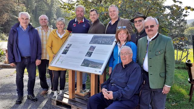Bürgermeister Hans Lindner (Scheiblingkirchen), Regionalmanager Franz Piribauer, Bürgermeisterin Marion Wedl, Geologe Günther Weixelberger, Forstinspektor Hans-Peter Mimra, Vizebürgermeisterund Naturparkvereinsobmann Günter Haller, Eva Bauer von der Bezirkshauptmannschaft Neunkirchen, Pfarrer Bernhard Meisl, DI Bohusch und Leader+-Obmann Friedrich Trimmel (v.l.) mit einer der Infotafeln. | Foto: RAXmedia