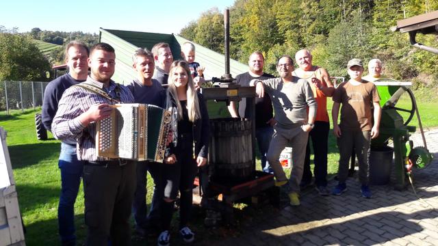 Fredi Wendl, Markus Melchart, Toni Stifter, Bgm. Mag (FH) Christian Vlasich mit seinem Viktor, Katja Wendl, Manuel Koller, Bertl Wendl, Stefan Thurner, Jakob Schmall und Gottfried Pöschl. | Foto: ASKÖ Glashütten