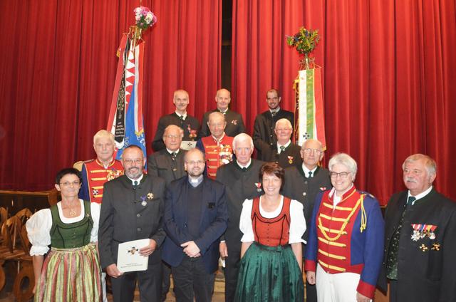 Im Bild die geehrten:
vorne 2.vL Gell Josef , 5. vL VzBgm Andrea Gürtler, Sepp Gruber
2. Reihe: Premm Franz, Maier Alois, Macheiner Martin und balthasar Graggaber
3. Reihe: Müller Peter, Sampl Bartlmä
4. Reihe: Wind Hannes, Franz Faninger, Feuchter Michael