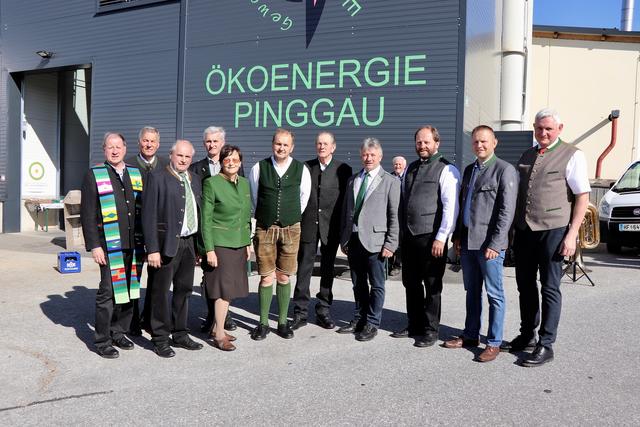 Die geehrten Vertreter der Wärmelieferungsgenossenschaft Pinggau im Kreis der Ehrengäste und Gratulanten.