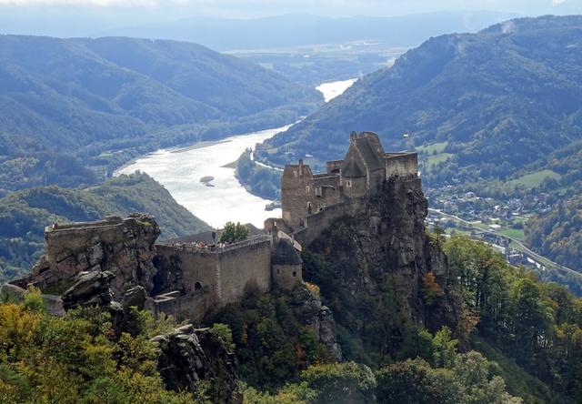 Von einem Felsenplatzerl dieser top Blick auf die Burgruine Aggstein samt Donau - herrlich!