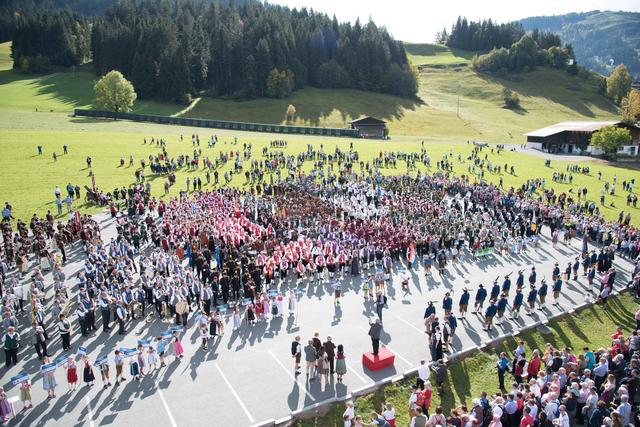 Alle Kapellen versammelten sich vor der Ellmauer Alm zum großen Gesamtspiel