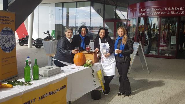 Die Soroptimistinnen boten Maroni und Sturm feil. | Foto: Soroptimist-Club