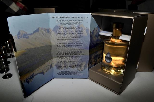 So schaut's: Erstklassiger Edelbrand in toller Schachtel inkl. Kalkkögel-Bild, Gedicht und Logo (auf der Flasche und auf der Außenseite der Verpackung. | Foto: Hassl