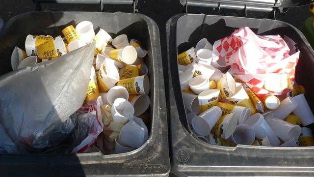 Zwei 240 Liter Restmülltonnen vom Graz-Marathon 2019. Wer erkennt einen Restmüll?