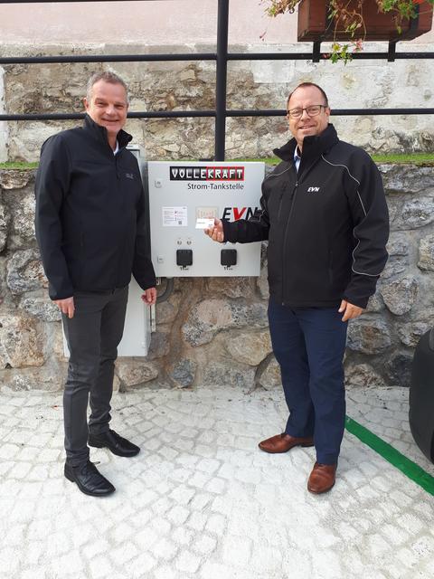 Bürgermeister von Hainburg a. d. Donau Helmut Schmid und Christian Edlinger (EVN) testen die neue EVN Ladestation.