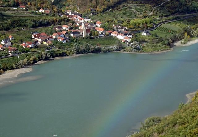 Die Donau bei Schwallenbach mit einem Regenbogen