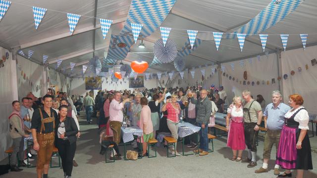 Gut besuchtes Oktoberfest im Zelt vorm Florianihof