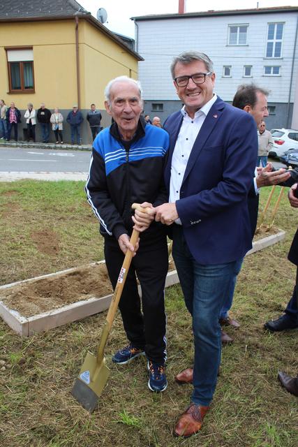 Hermann Rasztovich legte gleich selbst mit Hand an bei Spatenstich "seines" Hauses