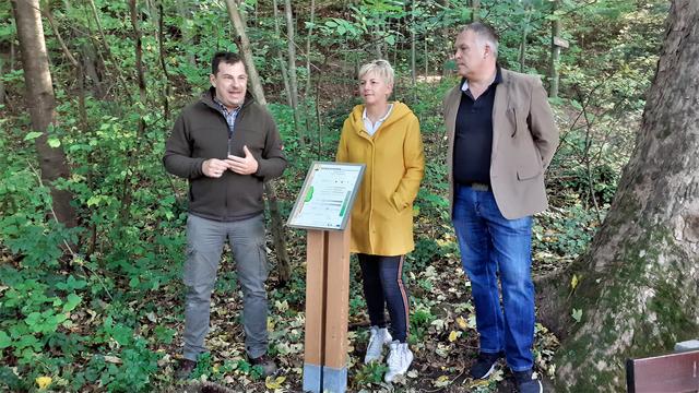 Forstinspektor Hans Peter Mimra erklärt den Aufbau der Info-Tafeln. Bürgermeisrterin Marion Wedl und Vize Günter Haller hören zu. | Foto: RAXmedia