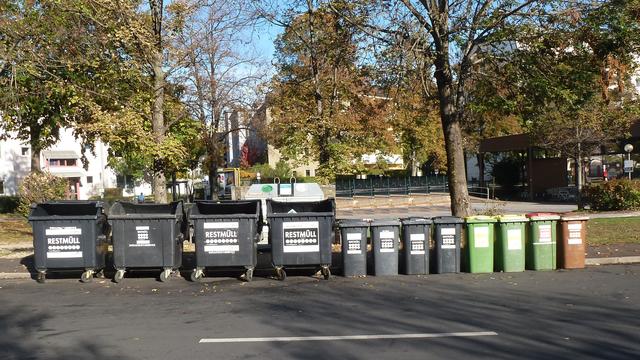 Parade der Mülltonnen bei der Labestation Fischergasse vom Graz-Marathon 2019.
Was sich wohl in den einzelnen Mülltonnen befindet?