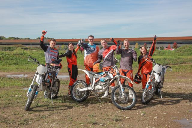 Von links: Walter Feichtinger (Österreichischer Enduro-Staatsmeister 2019), Carola Kreßl (PR KTM Österreich), Michael Hoffmann, Ralph Heiss (Gewinner „10 unbezahlbare Momente“), Michael Schuster und Tamara Hager (PR KTM Motohall).