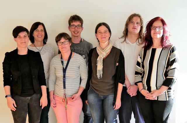 Zum Einzug trafen sich KlientInnen, Familienmitglieder und Mitarbeiterinnen des Netzwerk St. Josef in der neuen Wohnung. v.l.n.r.: Karin Strickner, Sandra Hosp, Sophie Berger, Mario Hosp, Veronika Mair, Andreas Ladstätter, Georgia Clarici.