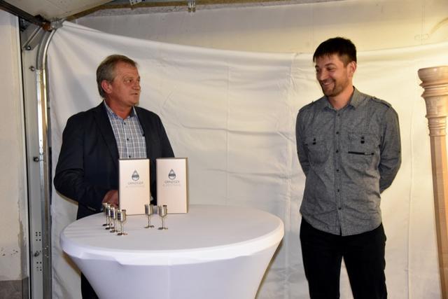 Bgm. Toni Bucher zeigte sich stolz auf ein "Qualitätsprodukt aus Grinzens". | Foto: Hassl