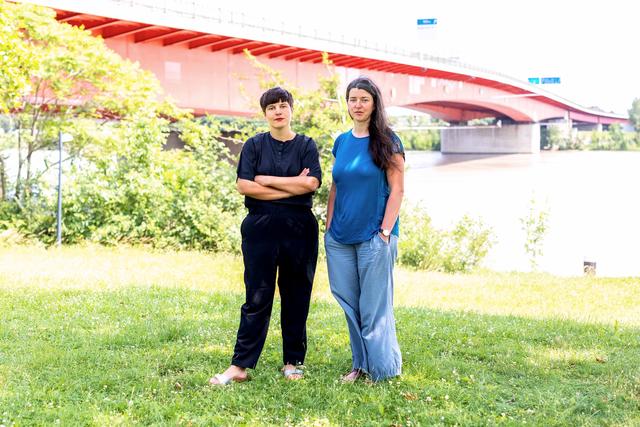 Katrin Hornek und Judith Unterpertinger (v.l.) öffnen die Brigittenauer Brücke für ihr Projekt "Modified Grounds". | Foto: Markus Sepperer