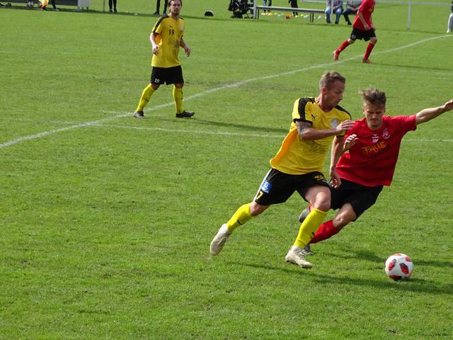 Ivan Drmac (rot, Maria Gail) gibt 100 % gegen Velden