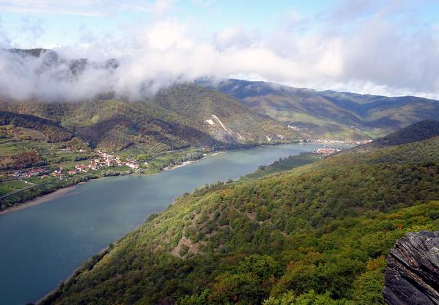 Von der Tischwand flussabwärts
