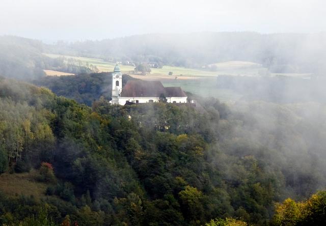 Die Wallfahrtskirche Maria Langegg kämpft noch mit dem Nebel.