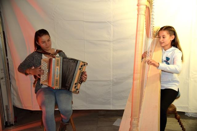 Tolle Musik bei der Präsentation: Sarah (Harfe) und Anna spielten auf! | Foto: Hassl