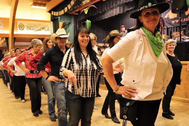 Beim Line Dance wird neben- und hintereinander in der Gruppe getanzt 