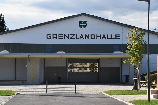Kritik entzündet sich auch an der Grenzlandhalle Heiligenkreuz als geplanter Ort für die Firmung. | Foto: Martin Wurglits