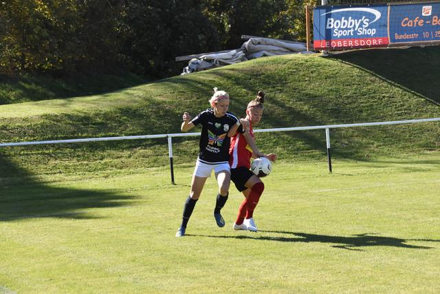 Gerangel um den Ball zwischen Franziska Thurner und Carina Melchior