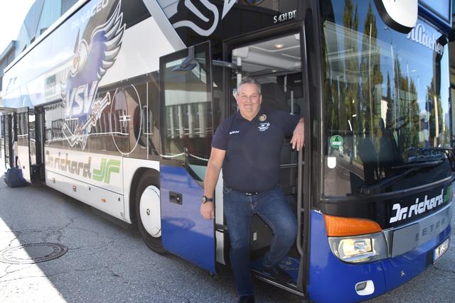 Vor "seinem" Bus: seit vier Jahren inzwischen fährt Markus Rautner die VSV-Spieler zu ihren Auswärtsspielen