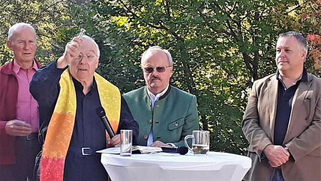 Pfarrer Bernhard Meisl segnet den Wanderweg und wünscht einen unfallfreien Betrieb. | Foto: RAXmedia