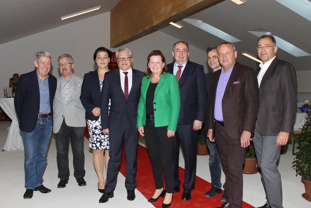 v. l.: Walter Hartl (Obmann), Josef Steinbichl (Statik), Michaela Mader, Bgm. Klaus Luger, VBgm. Karin Hörzing, Erich Haider (Präs. ASKÖ OÖ), Christoph Wenter (Architekt), LAbg. Wolfgang Stanek, Norbert Draskovits (Direktor Flughafen Linz)