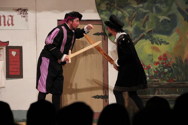 Da der Theatertext von Romeo und Julia so einige Probleme bereitet, wurde kurzerhand auf tirolerisch zurückgegriffen.