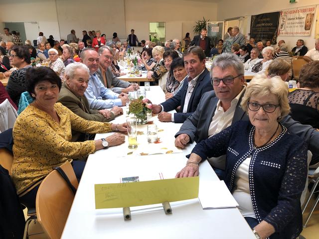 Erna Kröpfl (r.) begrüßte zahlreiche Ehrengäste.