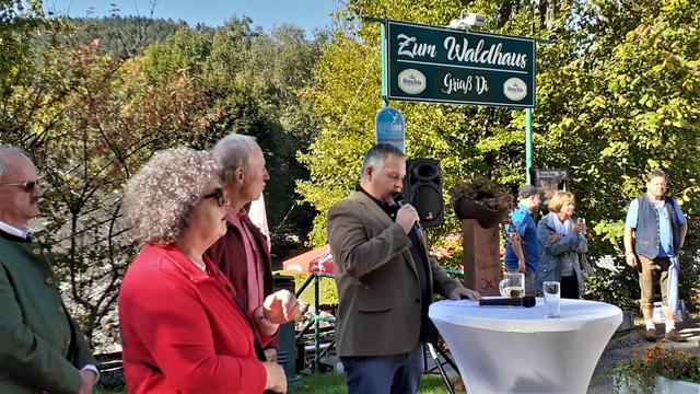 Vizebürgermeister Günter Haller erzählt, wie der Verein Naturpark den Lehrpfad gestaltete. | Foto: RAXmedia