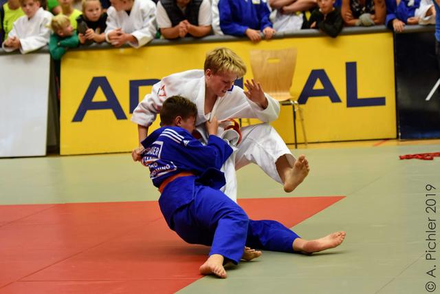 Luca Gassenbauer (in blau)