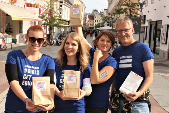Machten in der Neustädter Innenstadt mit guter Laune und Geschenken Mädchen Mut am Weltmädchentag: Streetworkerin Julia vom Rumtrieb und von M.I.A., Katharina und Nadja von der LOTTA Girlsbase bzw. Auftrieb Jugendberatung und Erwin Zimmermann, ebenfalls Rumtrieb.