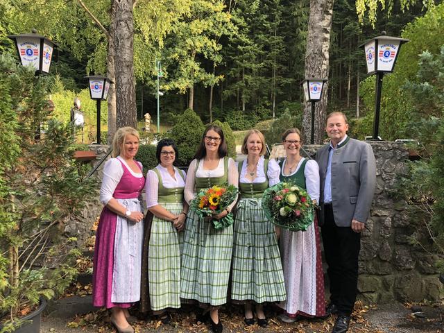 Landesbäuerin NÖ Irene Neumann-Hartberger, Gebietsbäuerin Stellvertreterin/Schriftführerin Cornelia Gaupmann, Gebietsbäuerin Petra Scherzer-Zwinz
Gebietsbäuerin Stellvertreterin Elisabeth Lechner,
Alexandra Postl, Kammerobmann Josef Fuchs