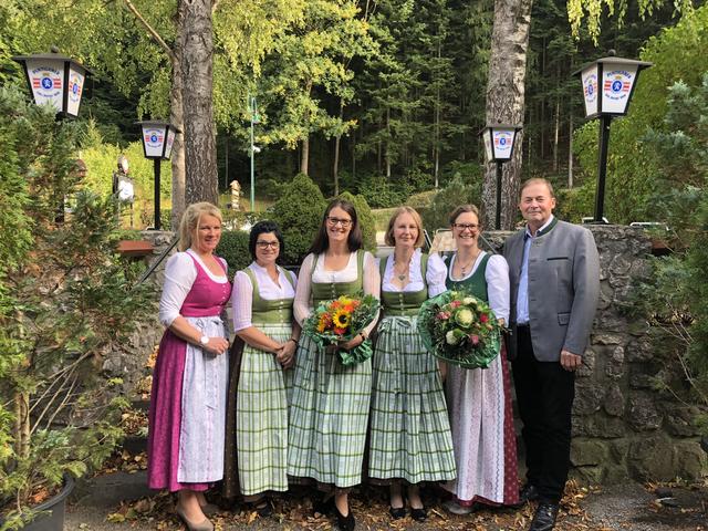 
Landesbäuerin NÖ Irene Neumann-Hartberger, Gebietsbäuerin Stellvertreterin/Schriftführerin Cornelia Gaupmann, Gebietsbäuerin Petra Scherzer-Zwinz
Gebietsbäuerin Stellvertreterin Elisabeth Lechner,
Alexandra Postl, Kammerobmann Josef Fuchs | Foto: Petra Scherzer-Zwinz/Bäuerinnen NÖ